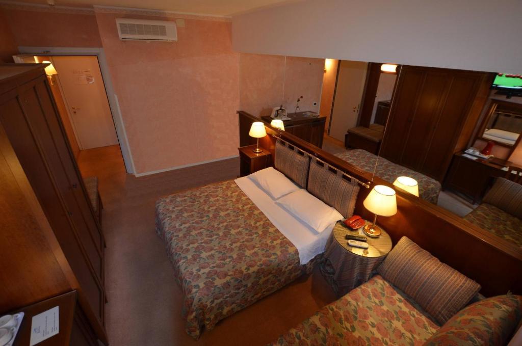 Hotel Astro لينانو سابيادورو الغرفة الصورة